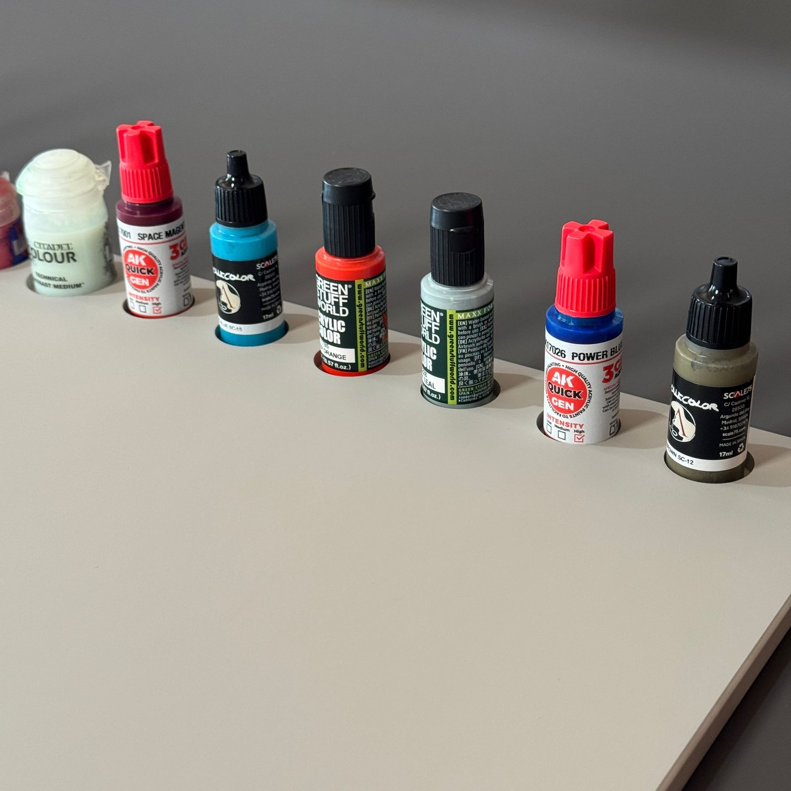 Les douze emplacements pour pots de peinture
