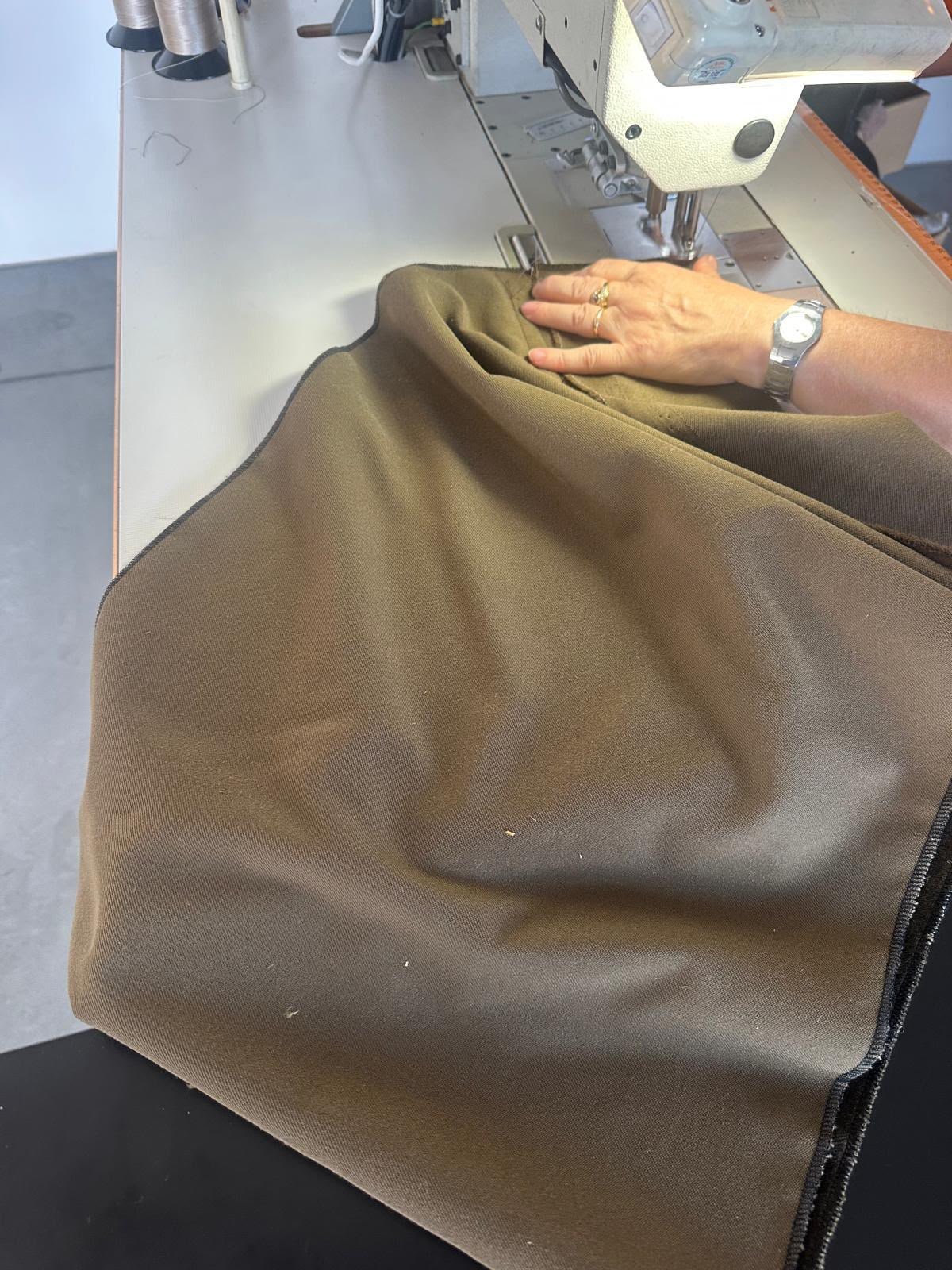 Assemblage du tissu de la housse Airbrush One sur machine à coudre industrielle