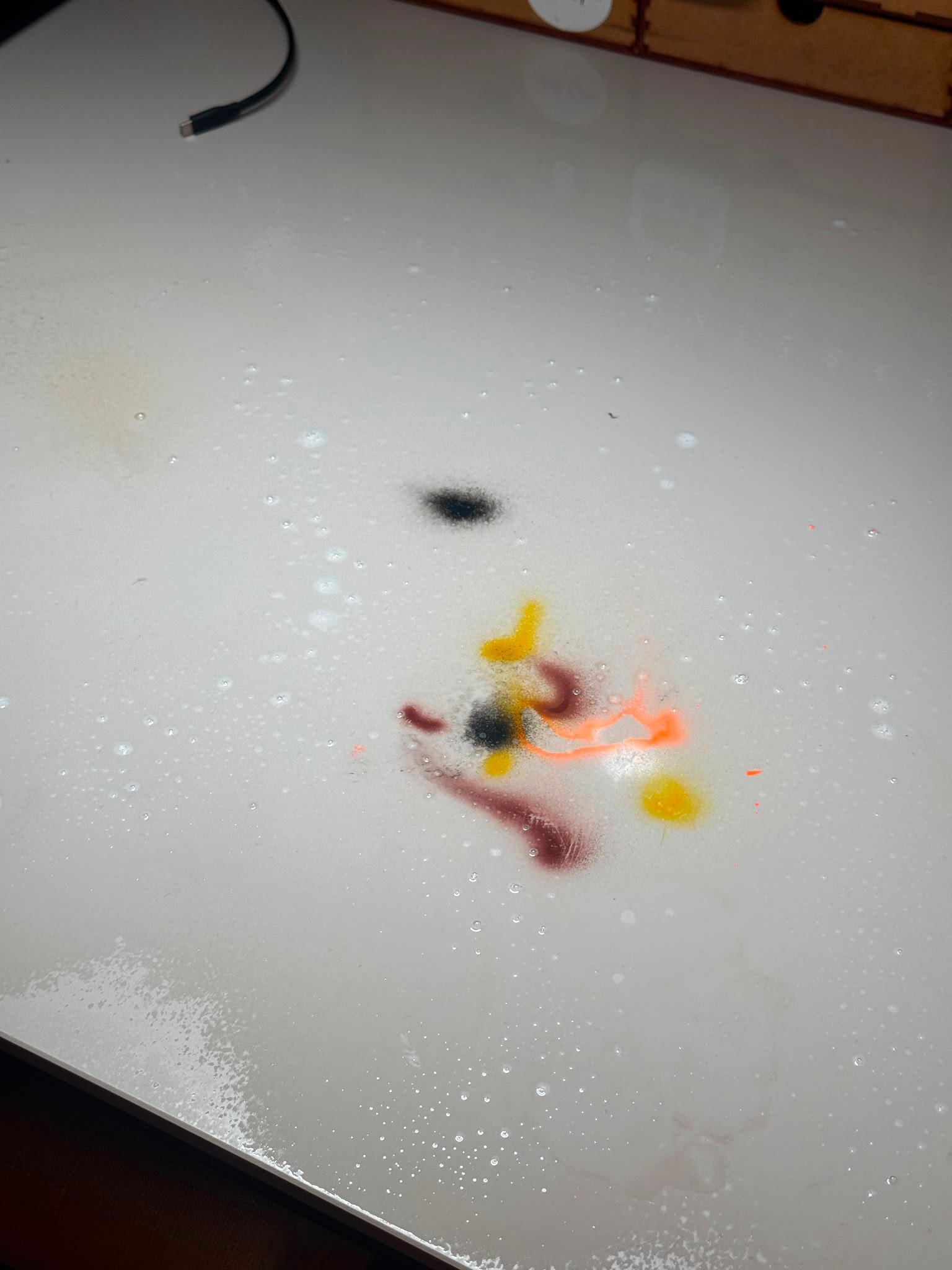 Peinture acrylique renversée sur la surface Airbrush One