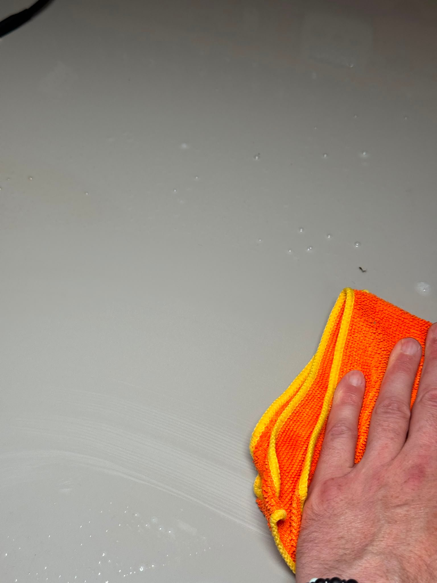 Passage du chiffon microfibre sur la surface Airbrush One