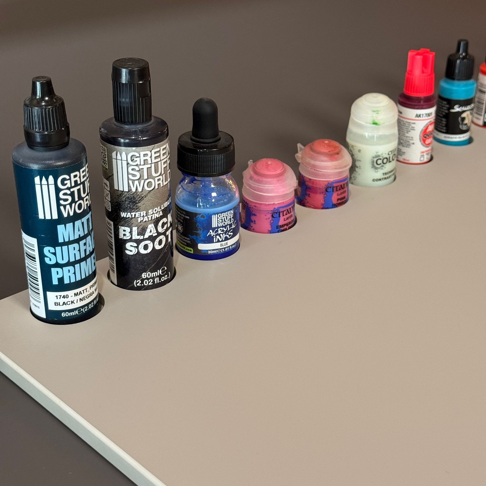Pots de peinture installés dans les puits Airbrush One